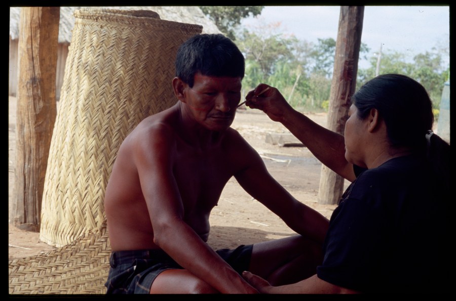 Pintura_corporal_entre_los_Bororo._Fotografia_de_Carlos_Fe rnández_González